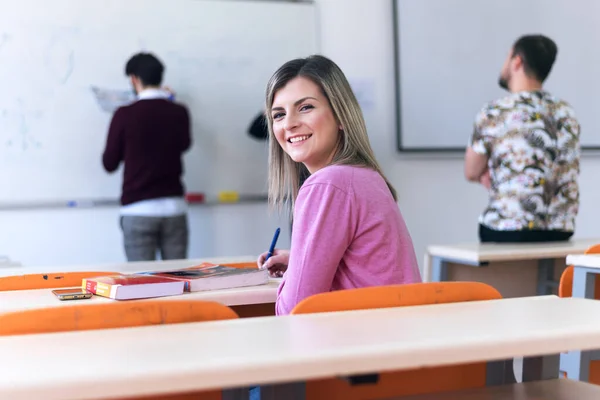 Mladá Studentka Která Analyzuje Bilanci Finančních Výkazů Společnosti Připravuje Test — Stock fotografie