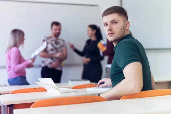 Mladý Student Mužské Ekonomiky Který Analyzuje Bilanci Finančních Výkazů Společnosti — Stock fotografie