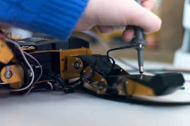 Mühendisler küçük insan robotları tasarlayarak yapay zekaya sahip insansı robotlar geliştirdiler. Yapay zeka, gelecekçi ve akıllı robotlar konsepti.