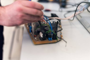 Mühendisler küçük insan robotları tasarlayarak yapay zekaya sahip insansı robotlar geliştirdiler. Yapay zeka, gelecekçi ve akıllı robotlar konsepti.