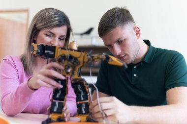 Mühendisler küçük insan robotları tasarlayarak yapay zekaya sahip insansı robotlar geliştirdiler. Yapay zeka, gelecekçi ve akıllı robotlar konsepti.