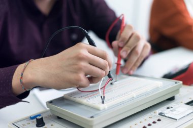 Mühendisler küçük insan robotları tasarlayarak yapay zekaya sahip insansı robotlar geliştirdiler. Yapay zeka, gelecekçi ve akıllı robotlar konsepti.