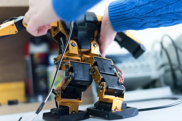 Giovane Ingegnere Donna Che Lavora Progetto Robotica Ingegnere Scienziato Progetta — Foto Stock