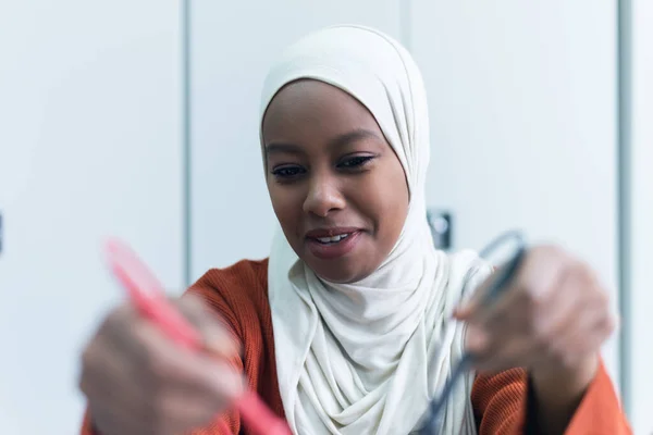 Ingeniería Femele Muslim Estudiante Africano Que Trabaja Laboratorio Los Estudiantes — Foto de Stock