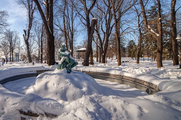 Park miejski w śniegu — Zdjęcie stockowe