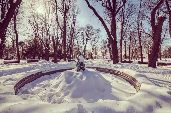 Park miejski w śniegu — Zdjęcie stockowe