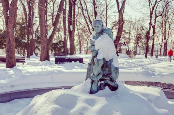 Park miejski w śniegu — Zdjęcie stockowe