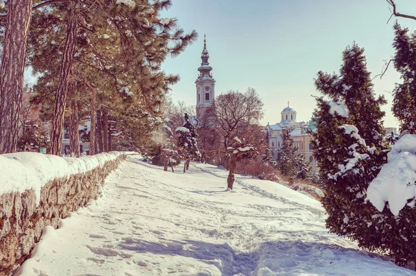 Kar altında şehrin görünümünü — Stok fotoğraf