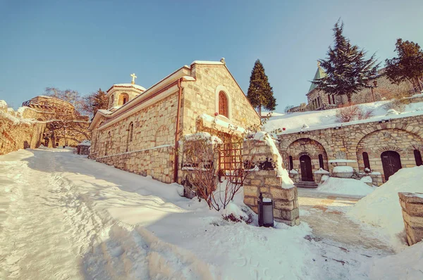 Chiesa ortodossa sotto la neve — Foto Stock