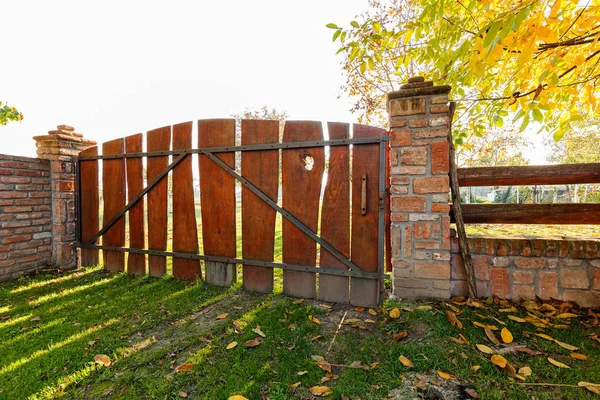 Деревянный забор во дворе — стоковое фото
