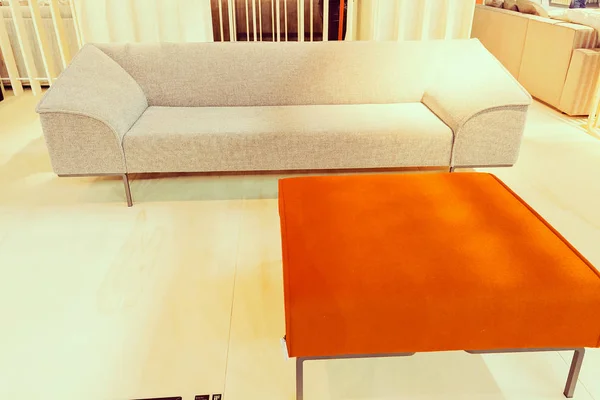 Modernes weißes Sofa — Stockfoto