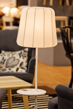 İçerideki beyaz lamba, alanın derinliğine dikkat edin.