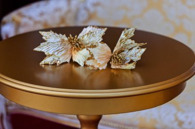 küçük ahşap masa