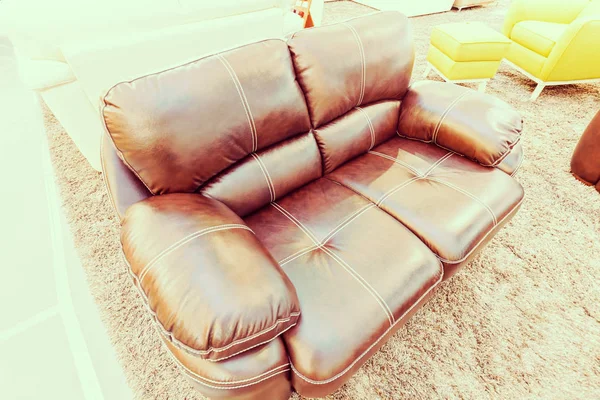 Современный диван в доме — стоковое фото