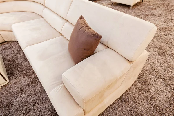 Sofá moderno en casa — Foto de Stock