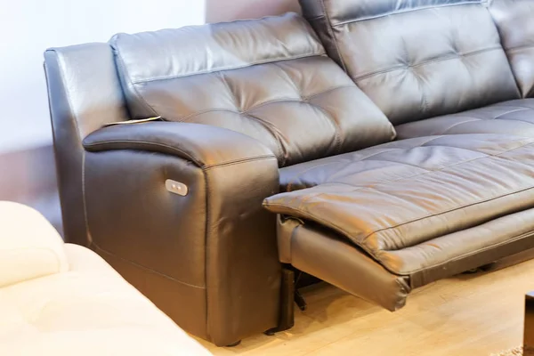 Nowoczesna sofa w salonie — Zdjęcie stockowe