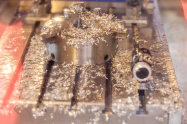 Nesnenin işlenmesinden sonra metal talaşları, alanın yüzeysel derinliğine dikkat edin