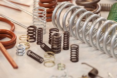 çeşitli metal yayları