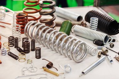 çeşitli metal yayları