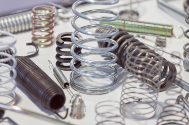 Farklı amaçlar için not alan sığ derinliği çeşitli metal yaylar