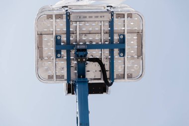 Sepet üzerinde mavi arka plan, not alan sığ derinliği ile vinç