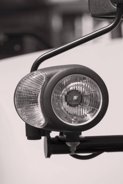 farlar üstünde belgili tanımlık makine