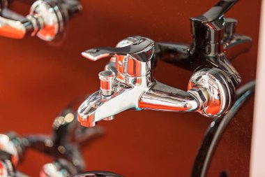 Banyo için yeni musluklar, alan derinliğine dikkat edin