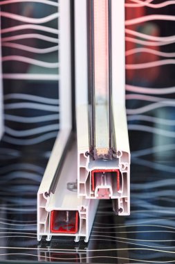 Renkli arkaplan üzerindeki alüminyum pencere çerçeveleri, alanın sığ derinliğine dikkat edin