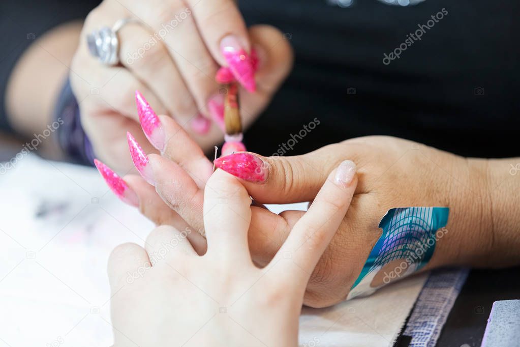 Decorating artificial nails