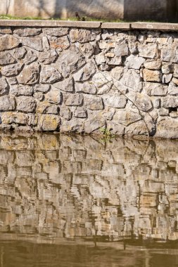 su üzerinde taş duvar, alan sığ derinliği not
