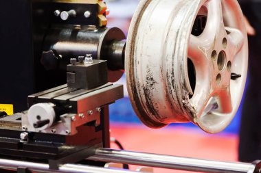 Arabanın tekerleği.