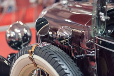 sergide, not alan sığ derinliği yaşlı adam direksiyonda