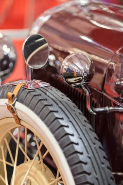 sergide, not alan sığ derinliği yaşlı adam direksiyonda