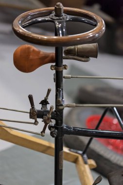 İhtiyar, direksiyon simidi