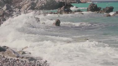 Dalgalar kıyı şeridine çarpıyor, ağır çekim.