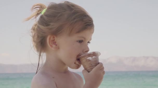 Adorabile Bambina Che Mangia Gelato Sulla Spiaggia — Video Stock