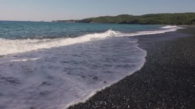 Yunanistan 'ın boş sahillerinde dalgalar eziliyor