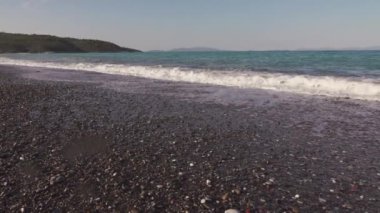 Yunanistan 'ın boş sahillerinde dalgalar eziliyor