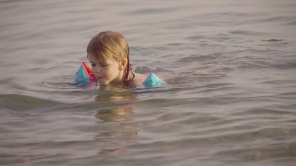 Маленькая Девочка Плавает Водными Крыльями Мелководье Замедленное Движение — стоковое видео