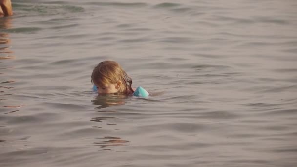 Niña Nadando Con Alas Agua Aguas Poco Profundas Cámara Lenta — Vídeo de stock