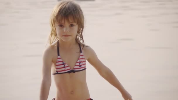 Adorabile Bambina Bikini Che Gioca Acque Poco Profonde Rallentatore — Video Stock