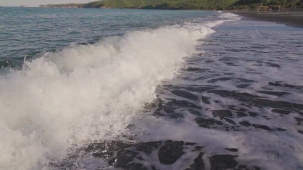 Primo Piano Delle Onde Che Infrangono Una Spiaggia Vuota Rallentatore — Video Stock