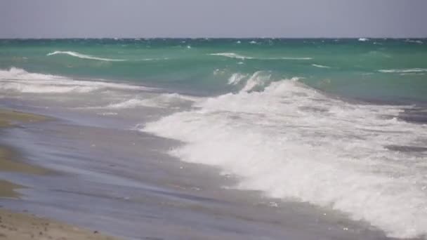 Primo Piano Delle Onde Che Infrangono Una Spiaggia Vuota Rallentatore — Video Stock