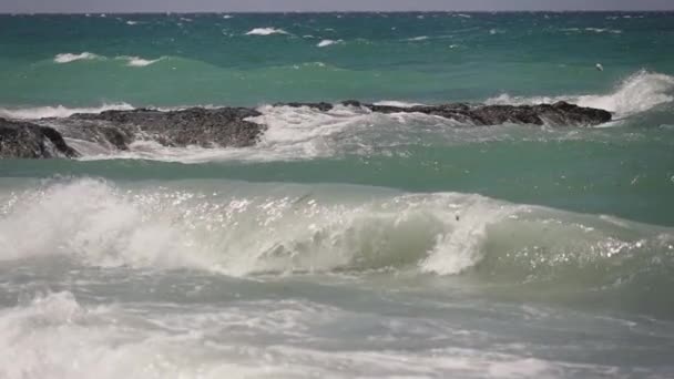 Boş Bir Sahile Vuran Dalgalara Yakın Çekim Yavaş Çekim — Stok video