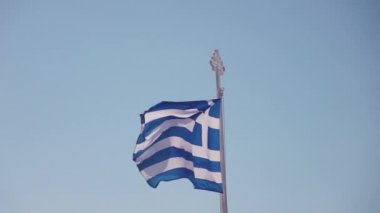 Rüzgarda dalgalanan Yunan bayrağı, yavaş çekim