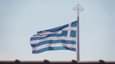 Rüzgarda dalgalanan Yunan bayrağı, yavaş çekim