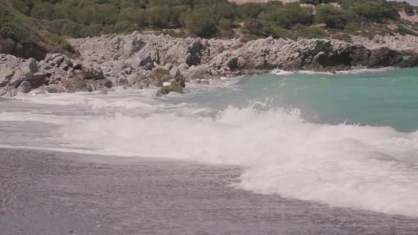 Gros Plan Des Vagues Qui Écrasent Sur Une Plage Vide — Video