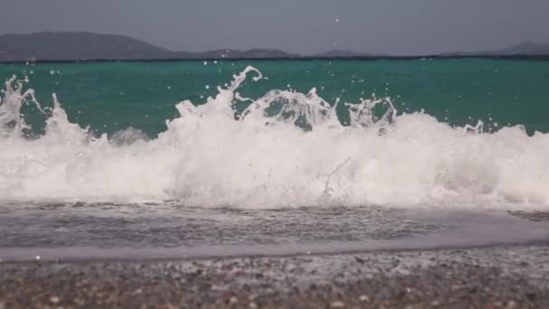 Primo Piano Delle Onde Che Infrangono Una Spiaggia Vuota Rallentatore — Video Stock