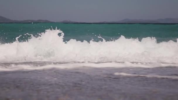 Primer Plano Las Olas Que Estrellan Una Playa Vacía Cámara — Vídeo de stock