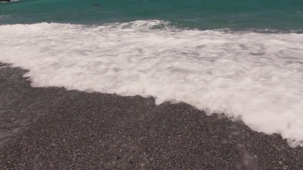 海浪在空旷的海滩上冲撞 缓慢地运动 — 图库视频影像